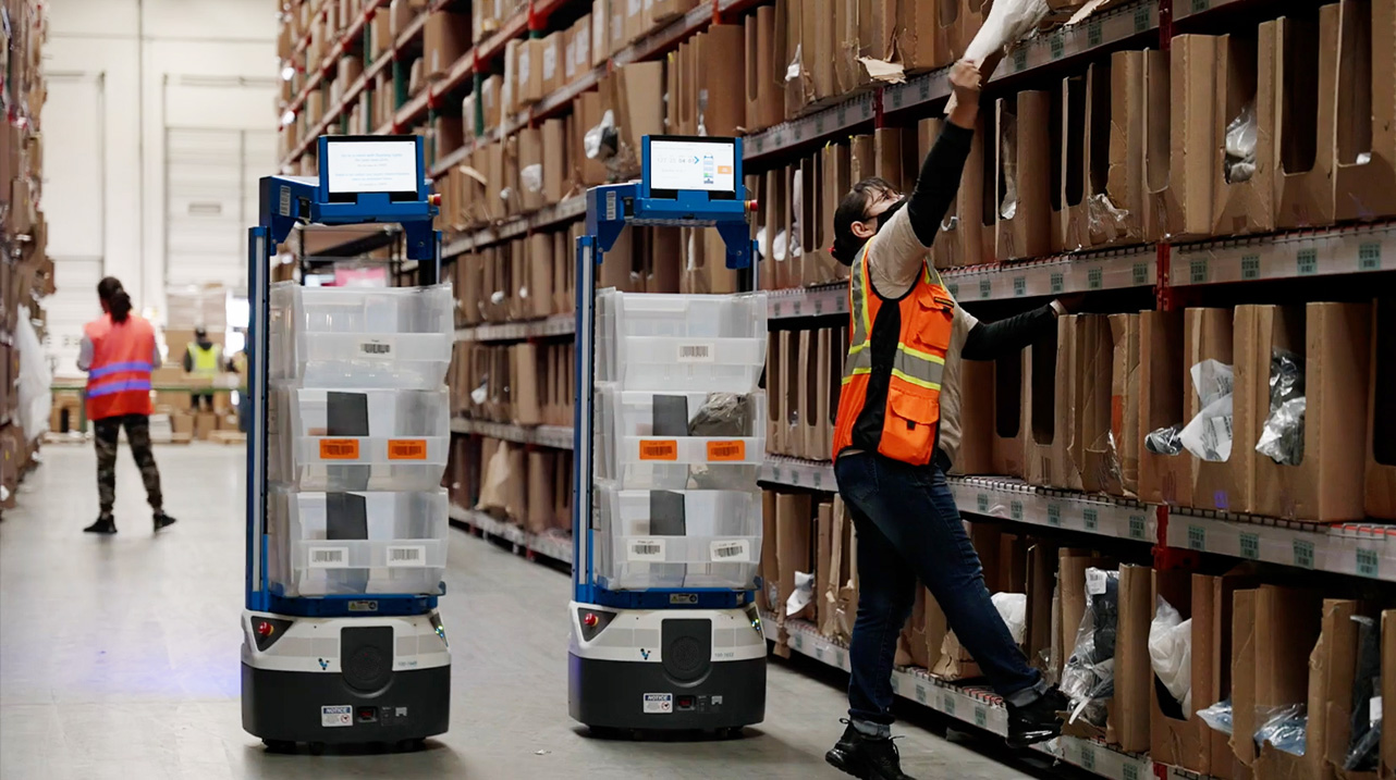files/dateien/images/content/log-robot_pick-to-tote01.jpg